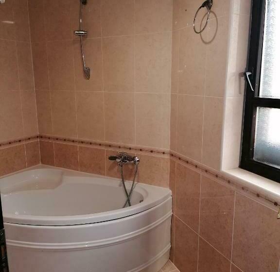 استودیوی سوپریور, Petkov Family