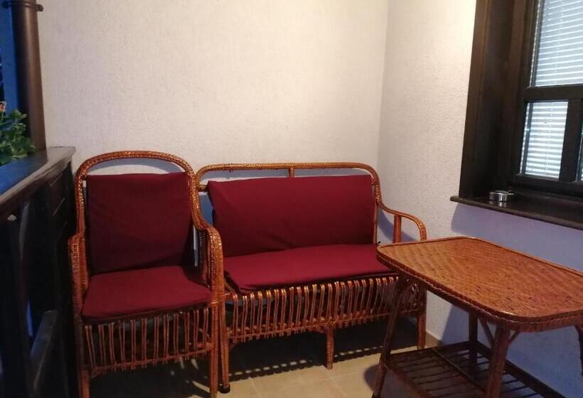 استودیوی سوپریور, Petkov Family