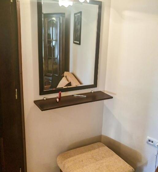 استودیوی سوپریور, Petkov Family