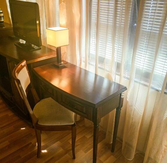 استودیوی سوپریور, Petkov Family