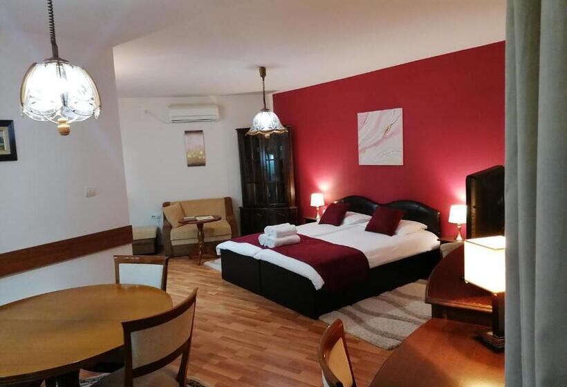 استودیوی سوپریور, Petkov Family