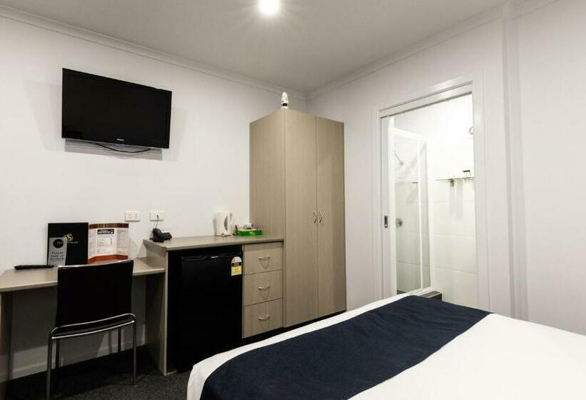 Economy Triple Room, Settlers