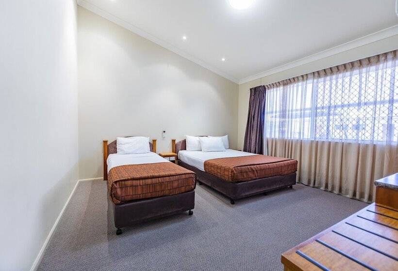 اتاق خانوادگی, Roma Explorers Inn