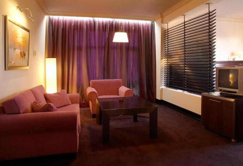 جناح جونيور, Park Hotel Green Europe