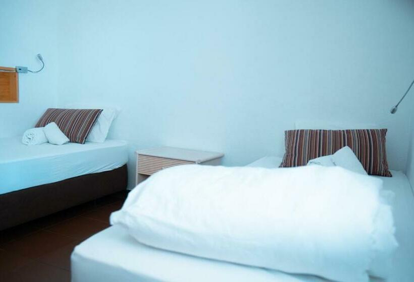 اتاق استاندارد با سرویس بهداشتی مشترک, Wax Hostel