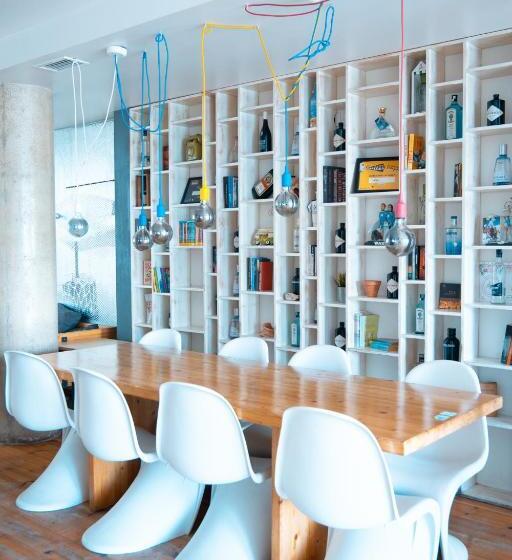 اتاق استاندارد با سرویس بهداشتی مشترک, Wax Hostel