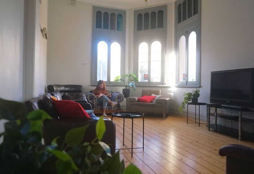 מיטה בחדר משותף, Britannia On William