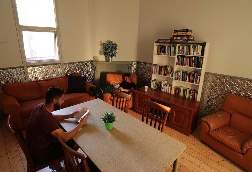 سرير فى غرفة مشتركه, Britannia On William