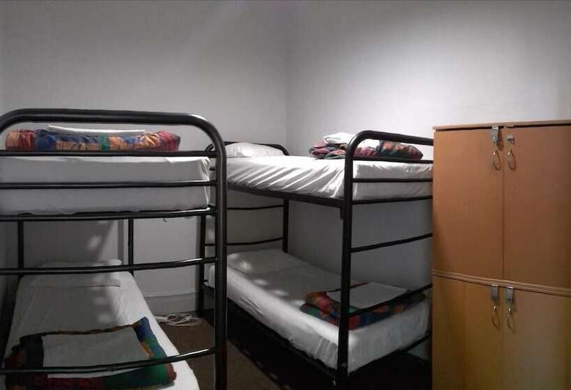 מיטה בחדר משותף, Britannia On William