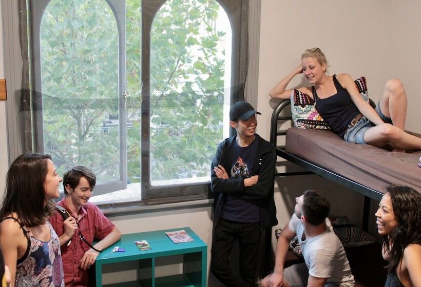 سرير فى غرفة مشتركه, Britannia On William