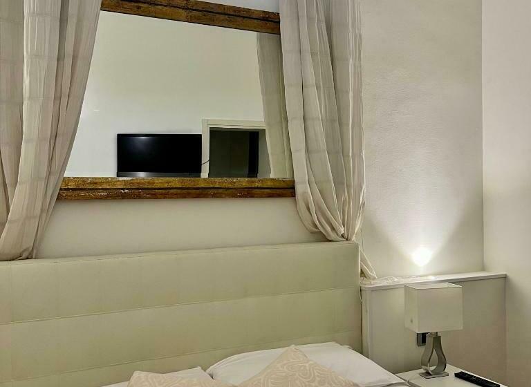 اتاق لوکس, Avanguardia Art Club