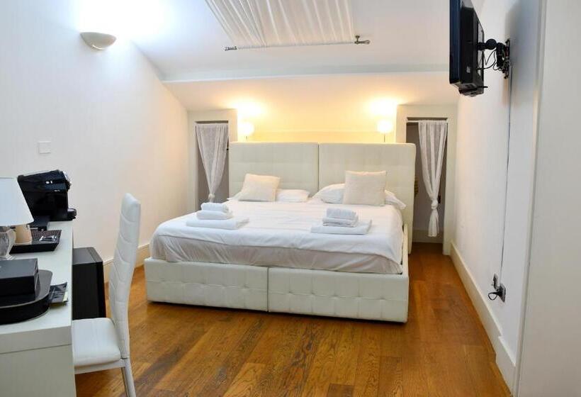 اتاق لوکس, Avanguardia Art Club