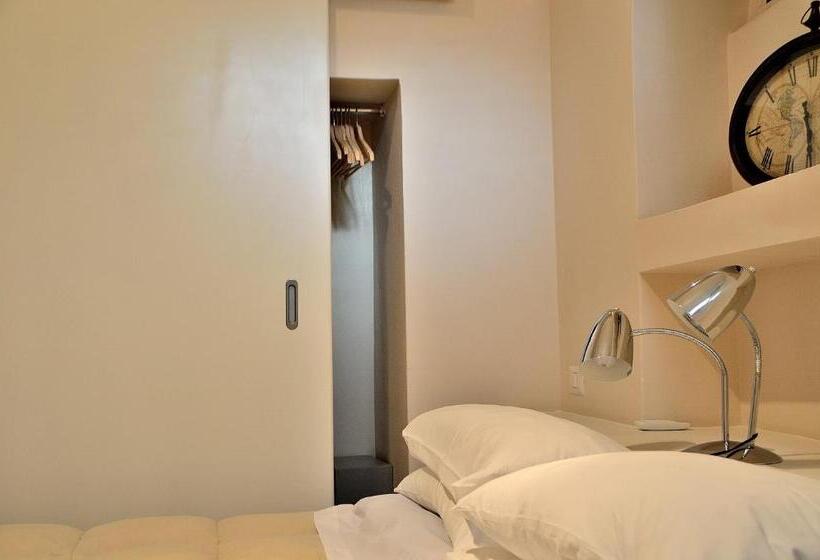 سوییت, Azzurretta Guest House