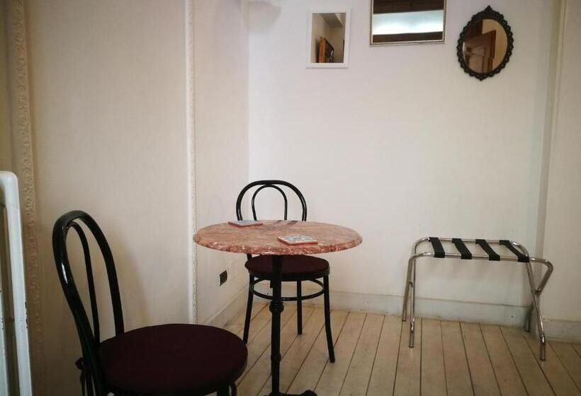 اتاق خانوادگی, Azzurretta Guest House