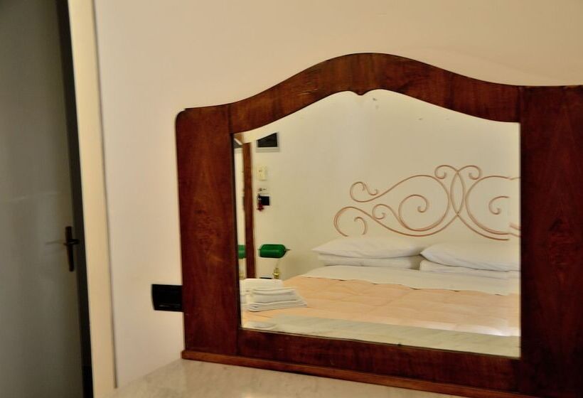 اتاق خانوادگی, Azzurretta Guest House