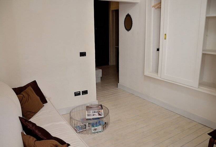 اتاق خانوادگی, Azzurretta Guest House