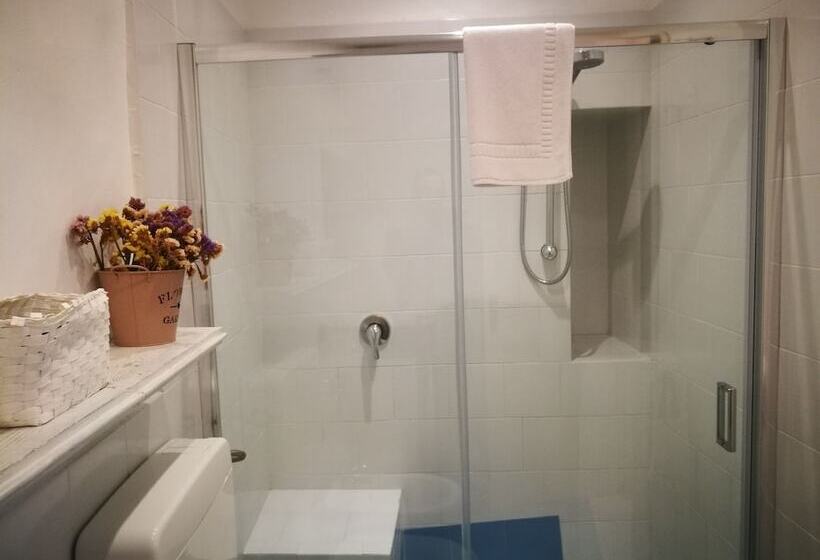 اتاق خانوادگی, Azzurretta Guest House