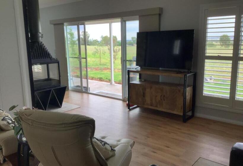 Deluxe Suite King Bed, Pericoe Retreat