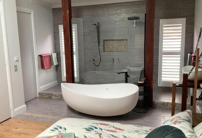 Deluxe Suite King Bed, Pericoe Retreat