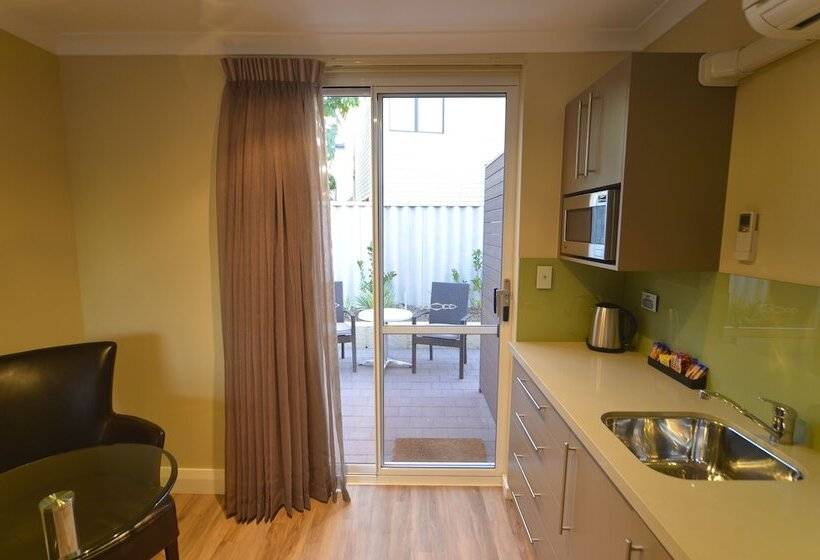 デラックスルーム, Bentley Motel