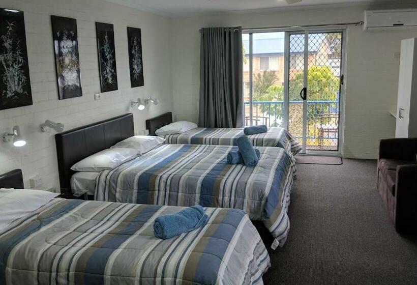 חדר משפחתי, Harrington Village Motel