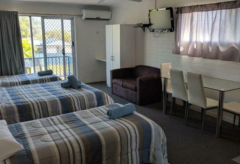 חדר משפחתי, Harrington Village Motel