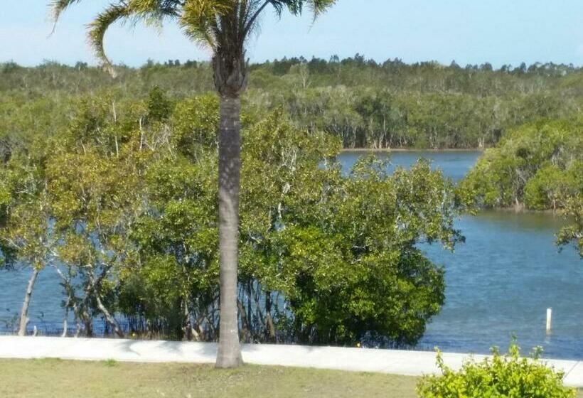 חדר משפחתי, Harrington Village Motel