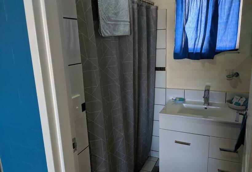 חדר משפחתי, Harrington Village Motel