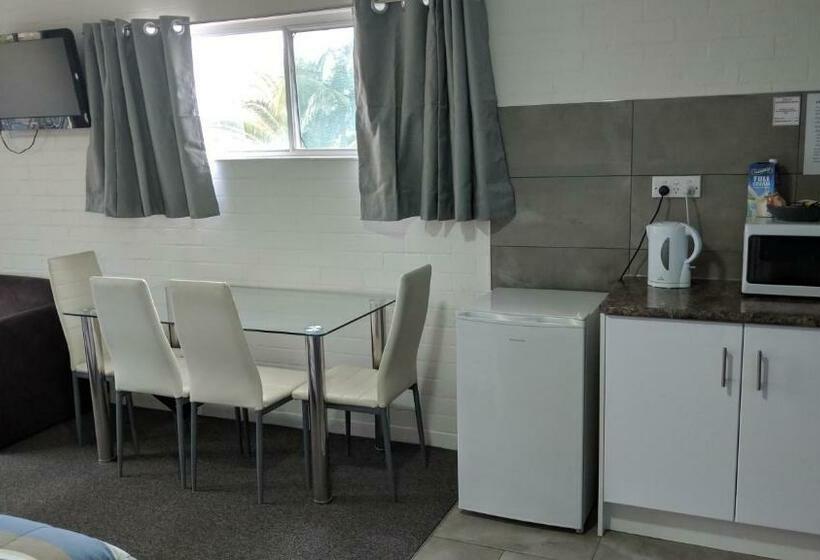 חדר משפחתי, Harrington Village Motel