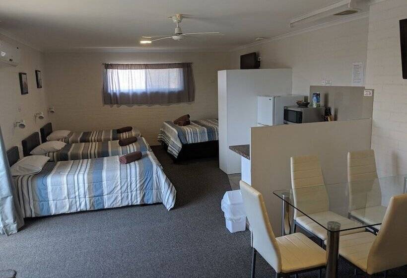 חדר משפחתי, Harrington Village Motel