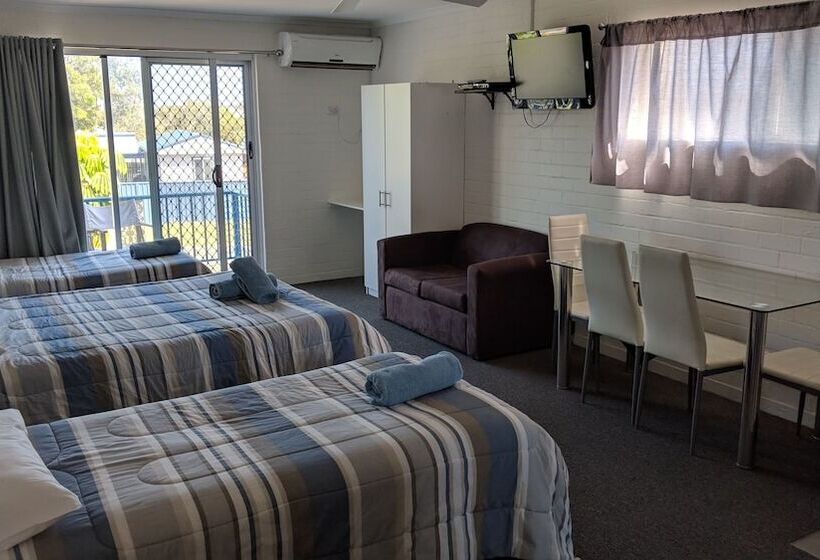 חדר משפחתי, Harrington Village Motel