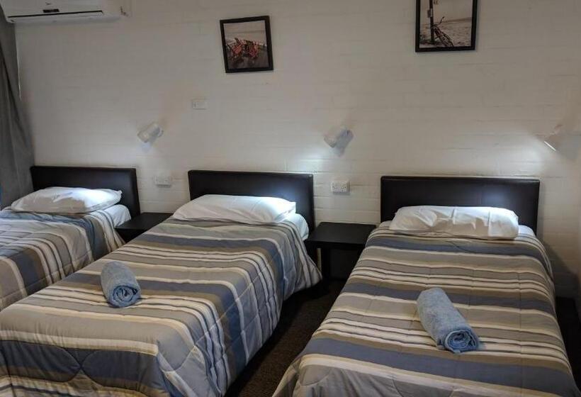 חדר משפחתי, Harrington Village Motel