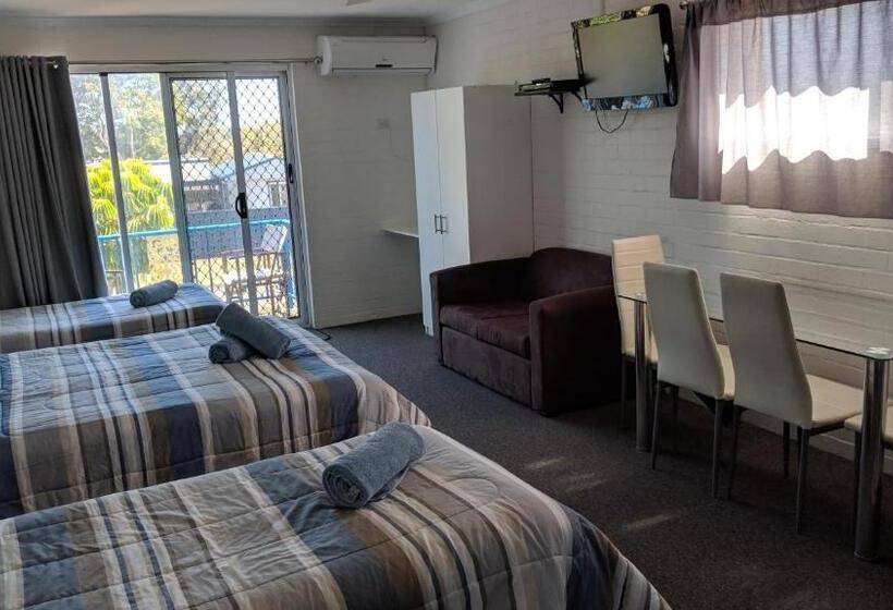 חדר משפחתי, Harrington Village Motel