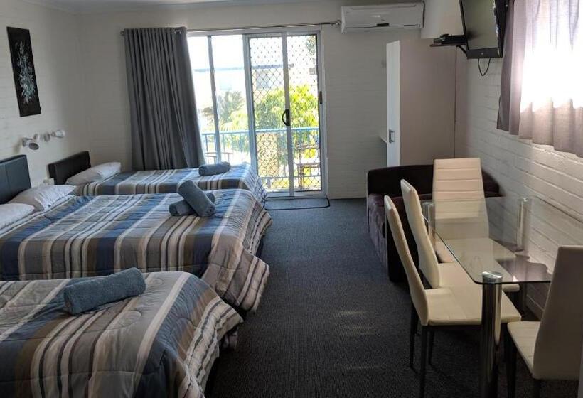 חדר משפחתי, Harrington Village Motel