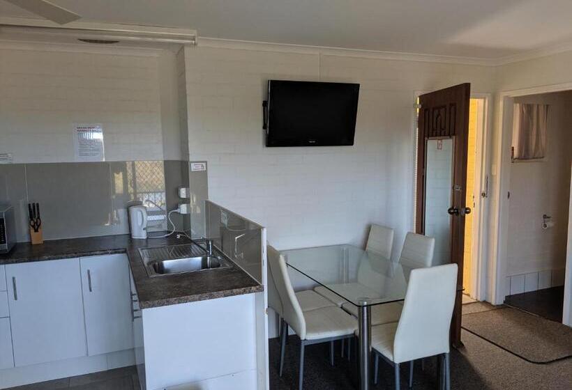 חדר משפחתי, Harrington Village Motel