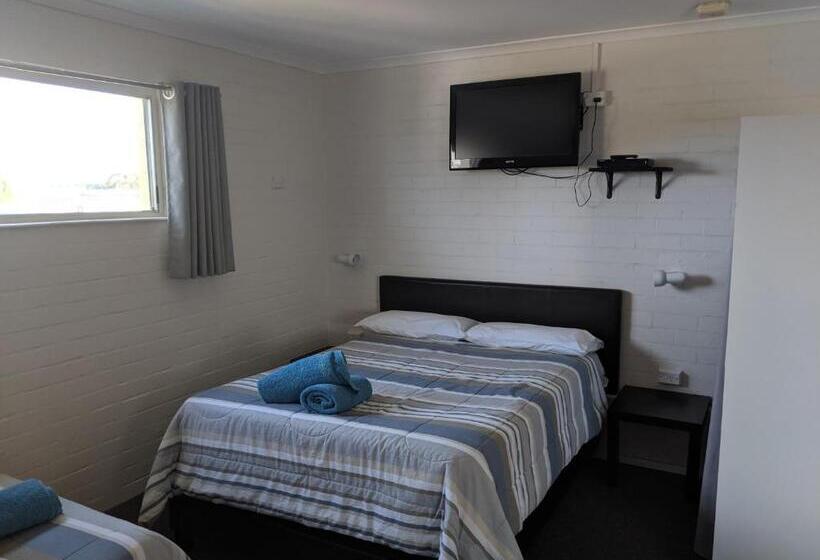 חדר משפחתי, Harrington Village Motel