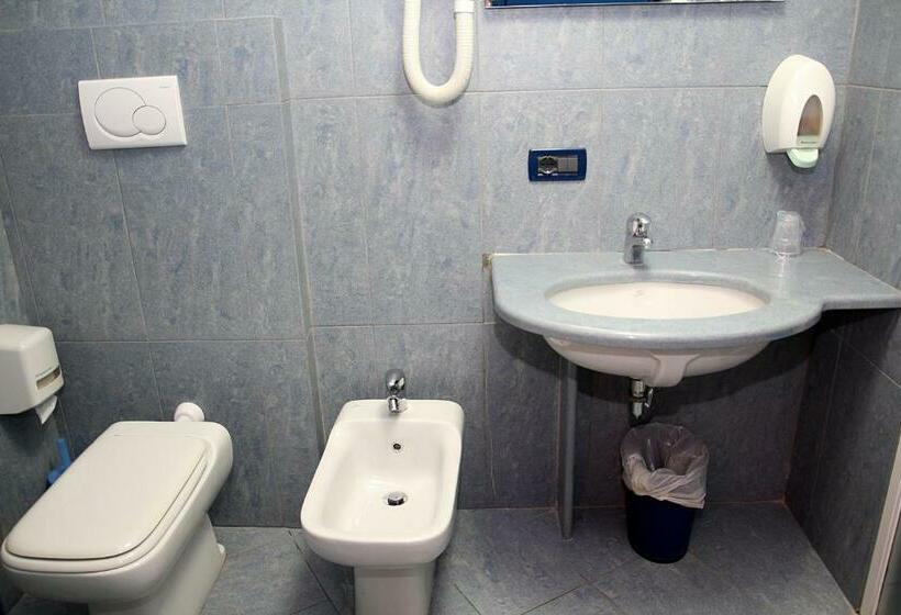 스탠다드 트리플 룸, Byron