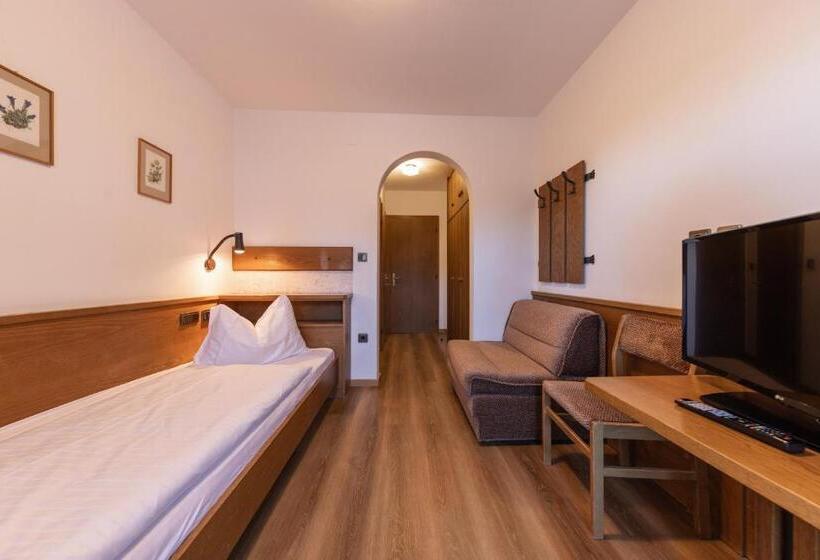 带阳台的标准单人间, Fines