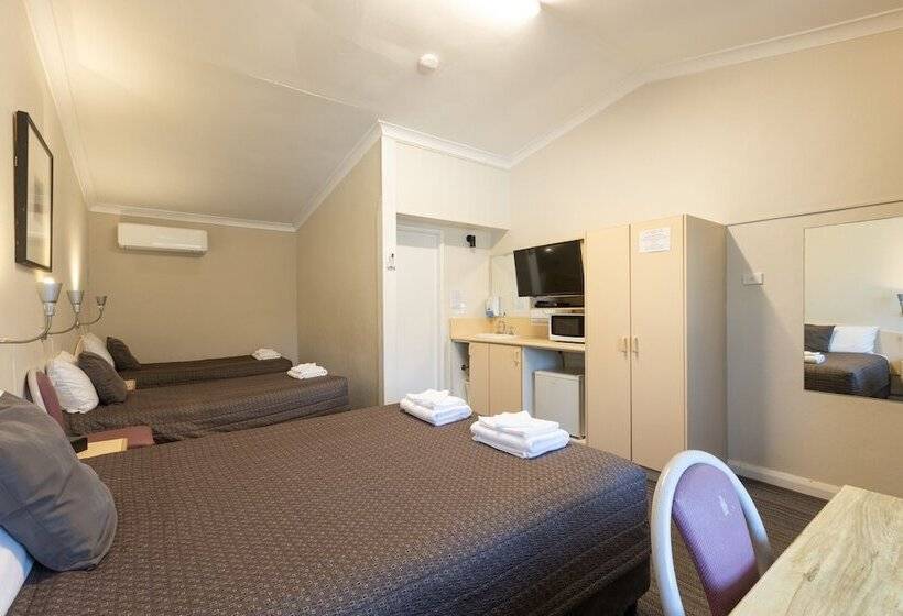 חדר משפחתי, Mittagong Motel