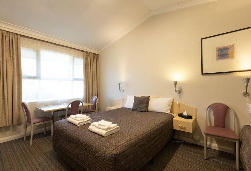 חדר משפחתי, Mittagong Motel