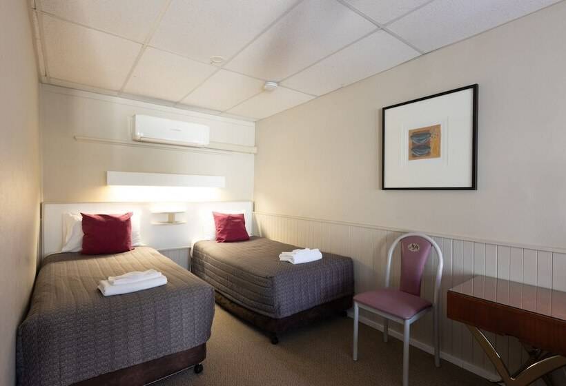 חדר משפחתי, Mittagong Motel