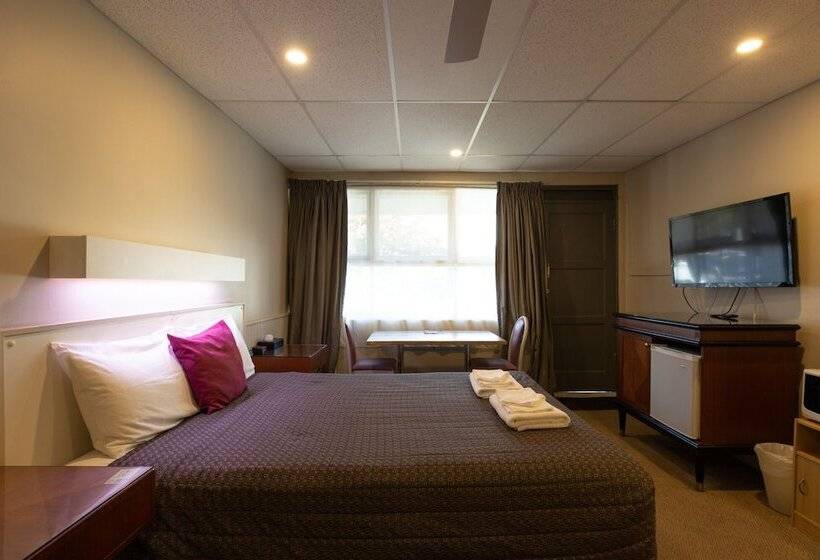 חדר משפחתי, Mittagong Motel