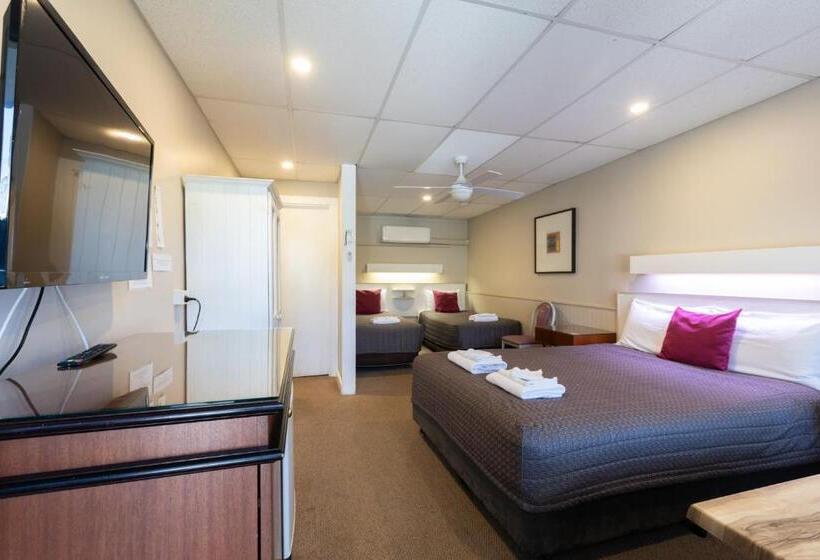 חדר משפחתי, Mittagong Motel