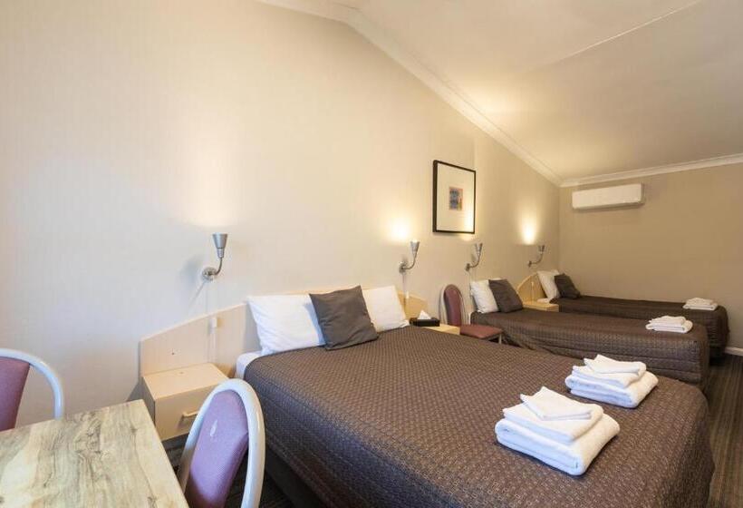 חדר משפחתי, Mittagong Motel