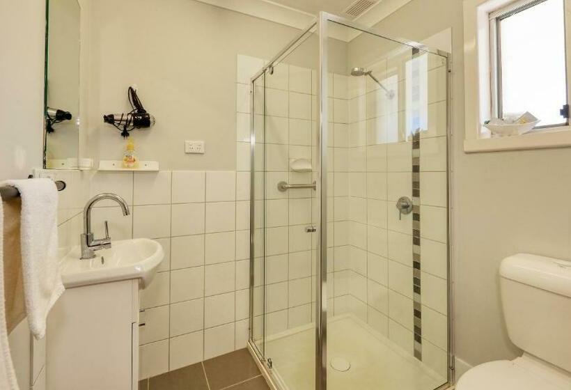 חדר משפחתי, Castlereagh Motor Inn