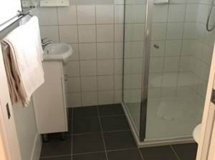 חדר משפחתי, Castlereagh Motor Inn