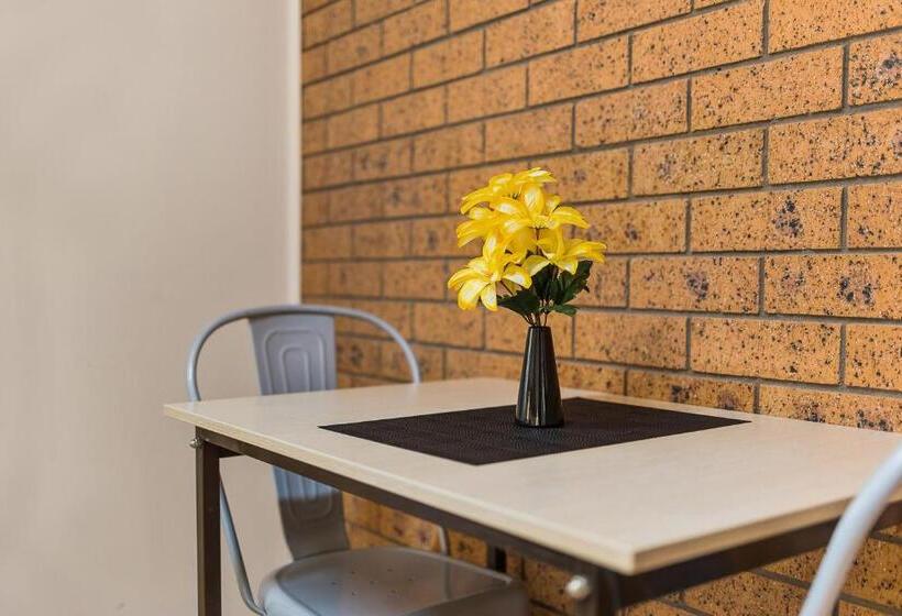 חדר משפחתי, Castlereagh Motor Inn