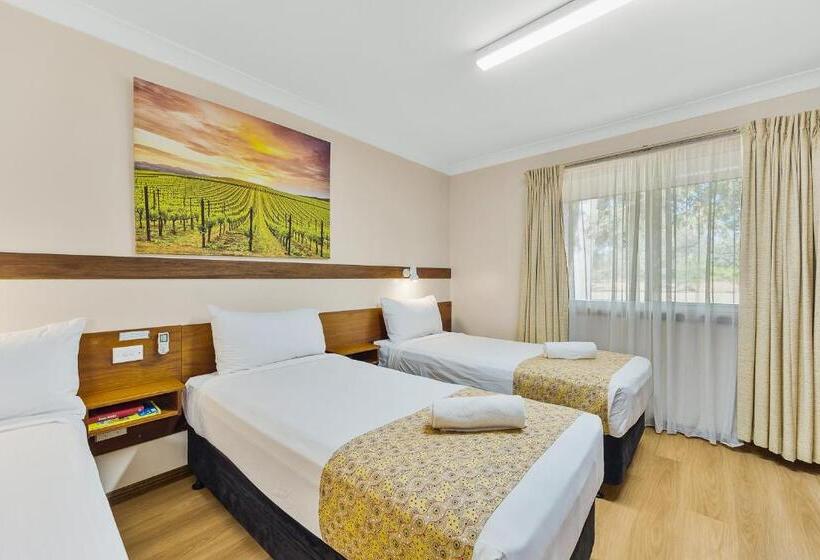 חדר משפחתי, Castlereagh Motor Inn