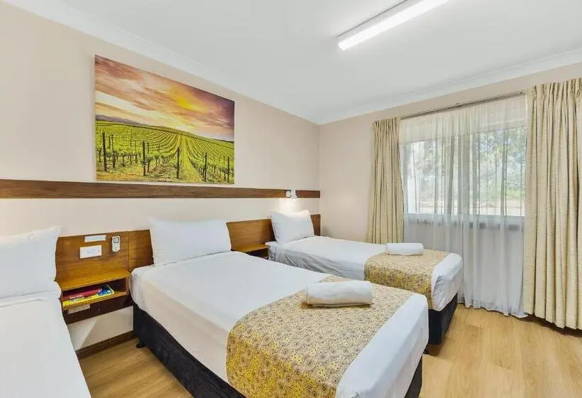 Perhehuone, Castlereagh Motor Inn