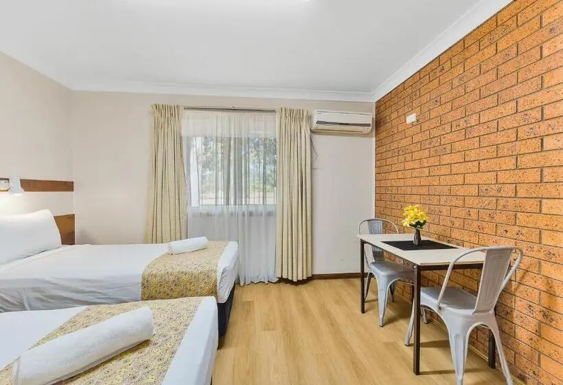 Perhehuone, Castlereagh Motor Inn